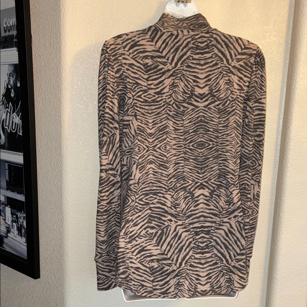 Jane and Delancy Turtleneck sweater, Women's M, Brown & Tan, zebra Print  EUC - Picture 4 of 16